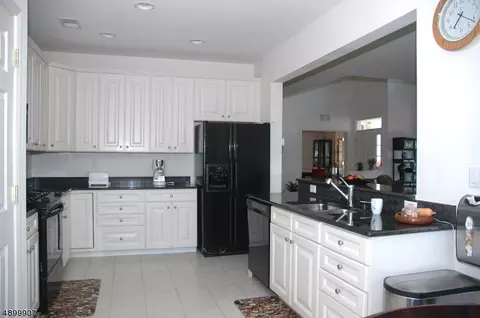 252 Levinberg Ln, Wayne, NJ 07470 photo 4
