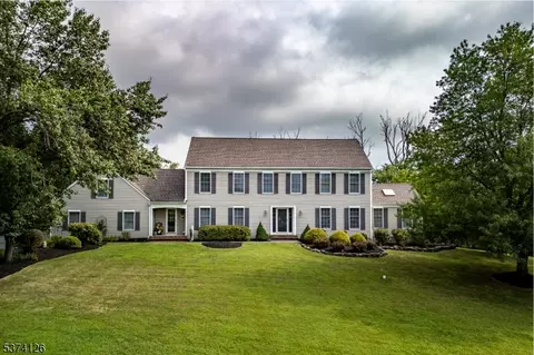 3 Fire Thorn Dr, Milford, NJ 08848