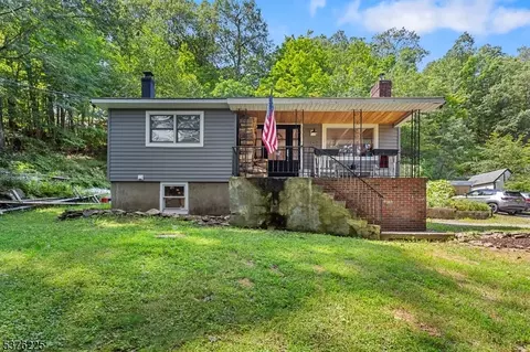 161 Breakneck Rd, Highland Lakes, NJ 07422
