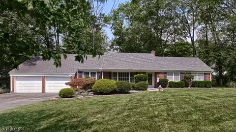 1 Brentwood Dr, East Hanover, NJ 07936