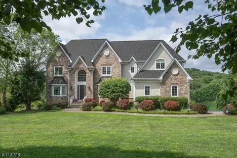 11 Trout Brook Ct, Chester Twp, NJ 07930