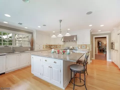 37 Roosevelt Blvd, Caldwell, NJ 07006