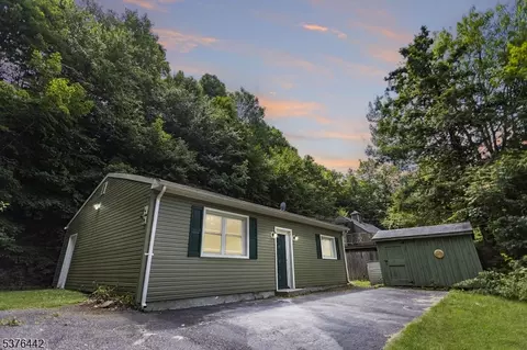 74 Riverside Rd, Hewitt, NJ 07421