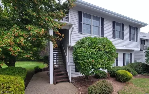196 Milkweed Ct, Three Bridges, NJ 08887