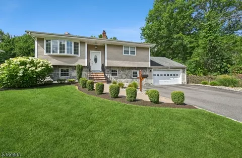 11 Carrigan Ln, Madison, NJ 07940