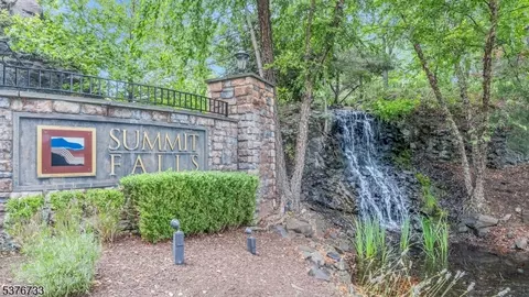 192 Ridge Dr, Pompton Lakes, NJ 07442