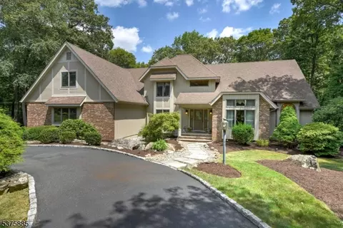 8 Falcon Run, Kinnelon, NJ 07405