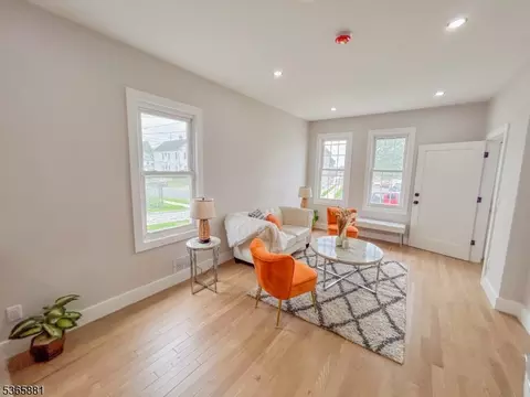 Living - 413 E 9th Ave, Roselle, NJ 07203 photo 2 of 5