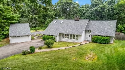 138 Meadows Rd, Lafayette, NJ 07848
