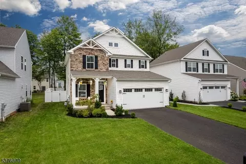 39 Oakwood Blvd, Hampton, NJ 08827