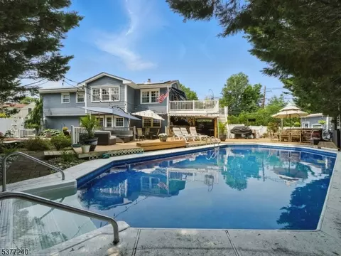 31 Howland Cir, West Caldwell, NJ 07006