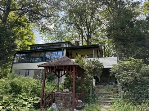 12 Riverside Rd, Hewitt, NJ 07421