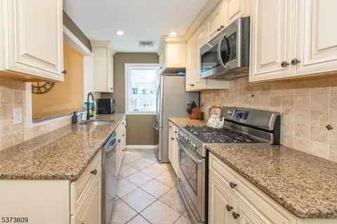 176 Beechwood Dr, Wayne, NJ 07470 photo 8
