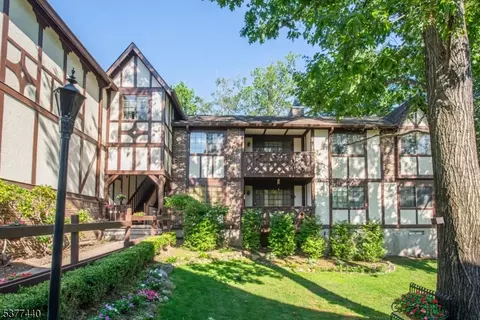 1906 Faulkner Ct, Mahwah, NJ 07430