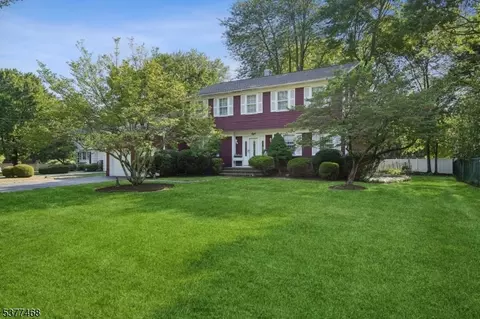 8 Tracy Ct, Morristown, NJ 07960