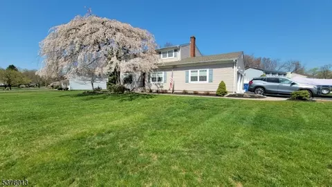 14 Susan Dr, Somerset, NJ 08873