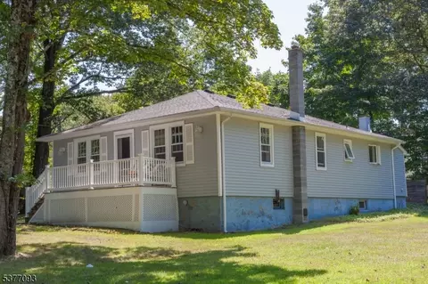 32 Mountain Rd, Hopatcong, NJ 07843