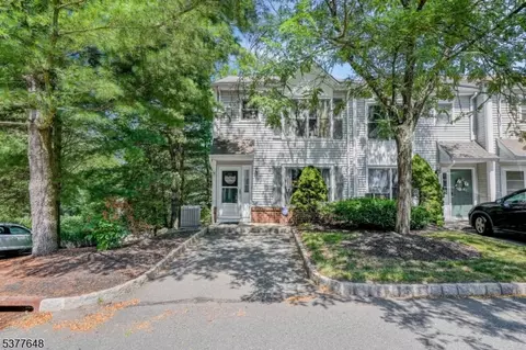 33 Woods Edge Dr, Rockaway, NJ 07866