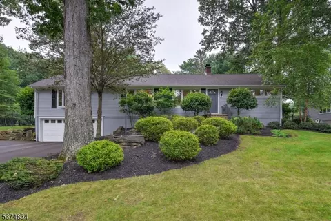 24 Hamilton Dr E, Caldwell, NJ 07006