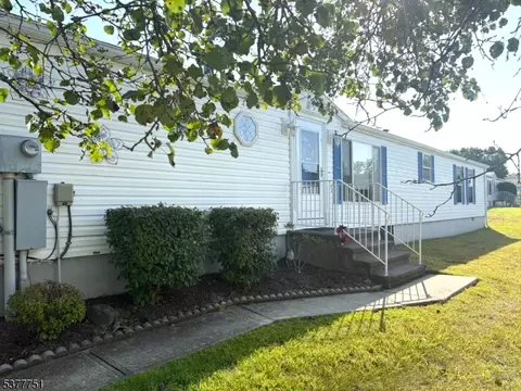 6 Starlight Ter, Belvidere, NJ 07823