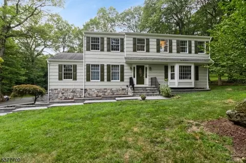 7 Laurel Hill Dr, Randolph, NJ 07869