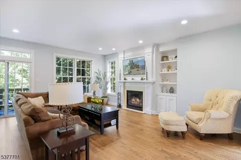 2 Glades Dr, Denville, NJ 07834