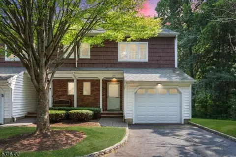 602 Mountain Ave, Gillette, NJ 07933