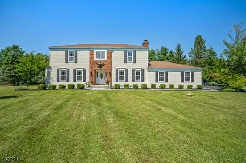 6 Robert Dr, Lebanon, NJ 08833