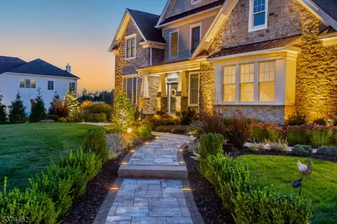 30 Woodmere Rd, Upper Saddle River, NJ 07458