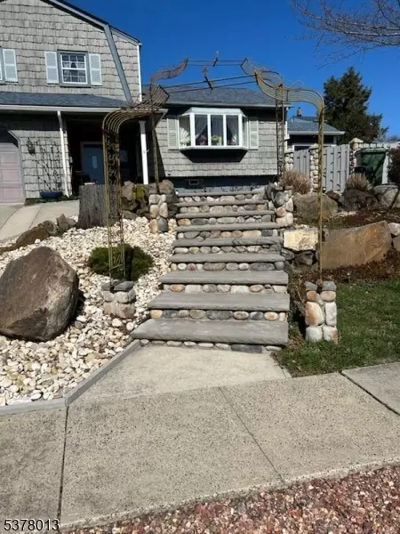 9 Cottonwood Dr, Sayreville, NJ 08872