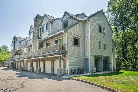 86 Woods Edge Dr, Succasunna, NJ 07876
