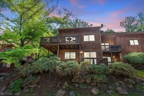 12 Stonehill Dr #1, Vernon, NJ 07462
