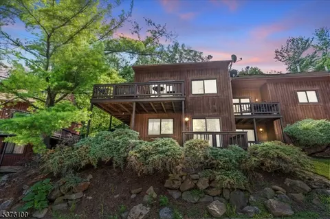 12 Stonehill Dr #1, Vernon, NJ 07462