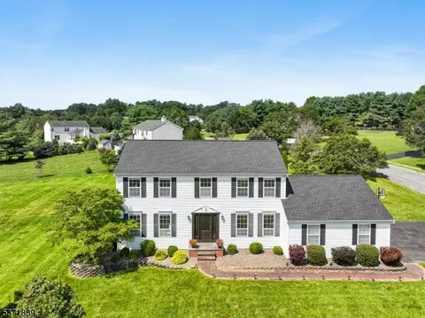 7 Johnston Dr, Flemington, NJ 08822