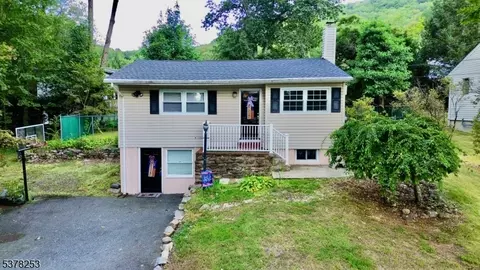 17 Seneca Trl, Oak Ridge, NJ 07438