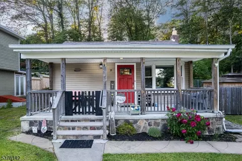 28 Jefferson Trl, Hopatcong, NJ 07843