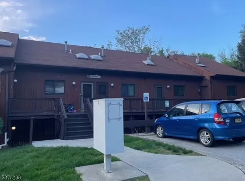 1 Snowbird Ct #8, Vernon, NJ 07462