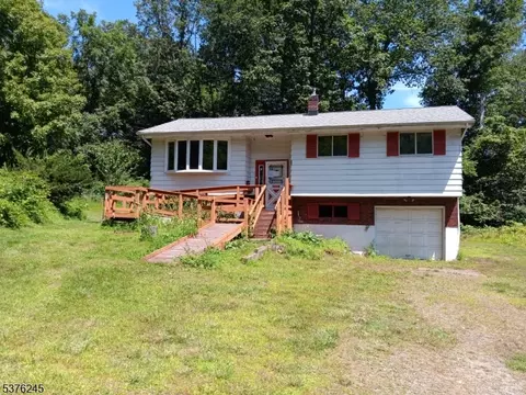 2 Venice Ln, Lake Hopatcong, NJ 07849