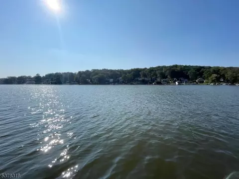 20 Chincopee Rd, Jefferson Twp, NJ 07849
