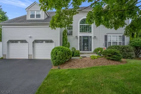 9 Robin Ct, Raritan, NJ 08869