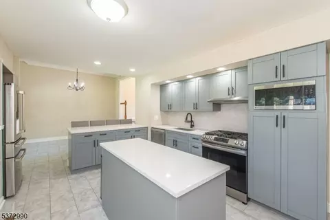 34 Maplewood Dr, Parsippany, NJ 07054
