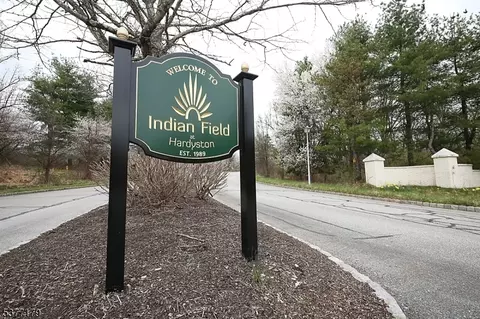 31 Meadow Pond Rd, Hamburg, NJ 07419