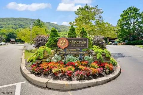 2 Chamonix Dr #332, Vernon, NJ 07462