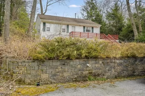 16 Hampton Rd, Hewitt, NJ 07421