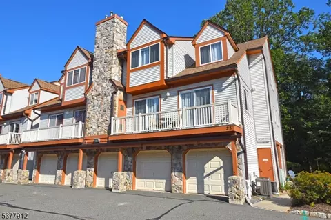 26 Woods Edge Dr, Succasunna, NJ 07876