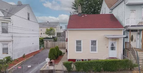 141 E 18th St, Paterson, NJ 07524