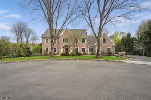 8 Matthew Pl, Mahwah, NJ 07430