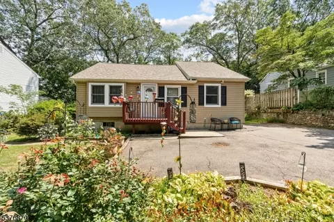 12 Iroquois Trl, Denville, NJ 07834