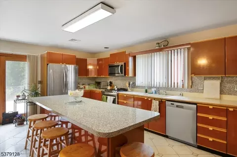 58 Hardwick Ln, Wayne, NJ 07470 photo 4