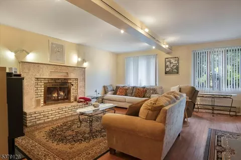 58 Hardwick Ln, Wayne, NJ 07470 photo 2